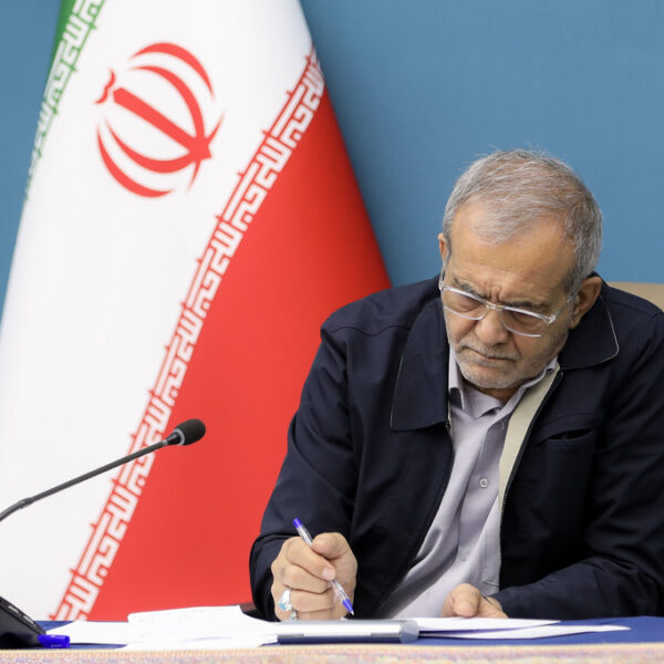 ملتی که به زندگی ادامه می‌دهد، باید به کتاب اهمیت بدهد