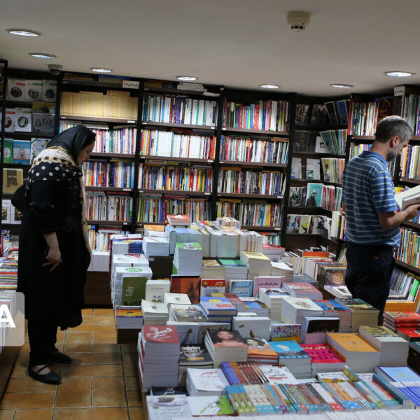 فشار ناشران کم‌کار بر دوش نویسندگان قرار گرفته است