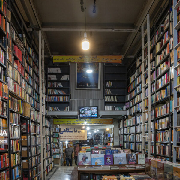 بیایید در هفته کتاب، به رونق صنعت نشر کمک کنیم!