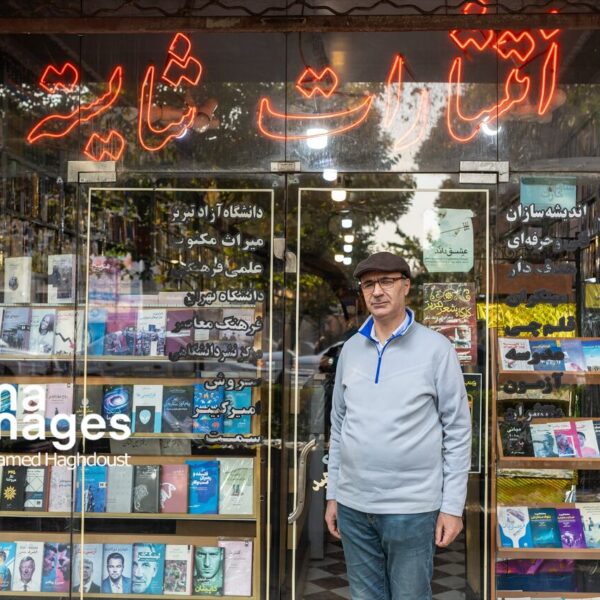 “داستان حیرت‌انگیز ناشری که از دل خانواده بی‌سواد به قله‌های موفقیت رسید!”